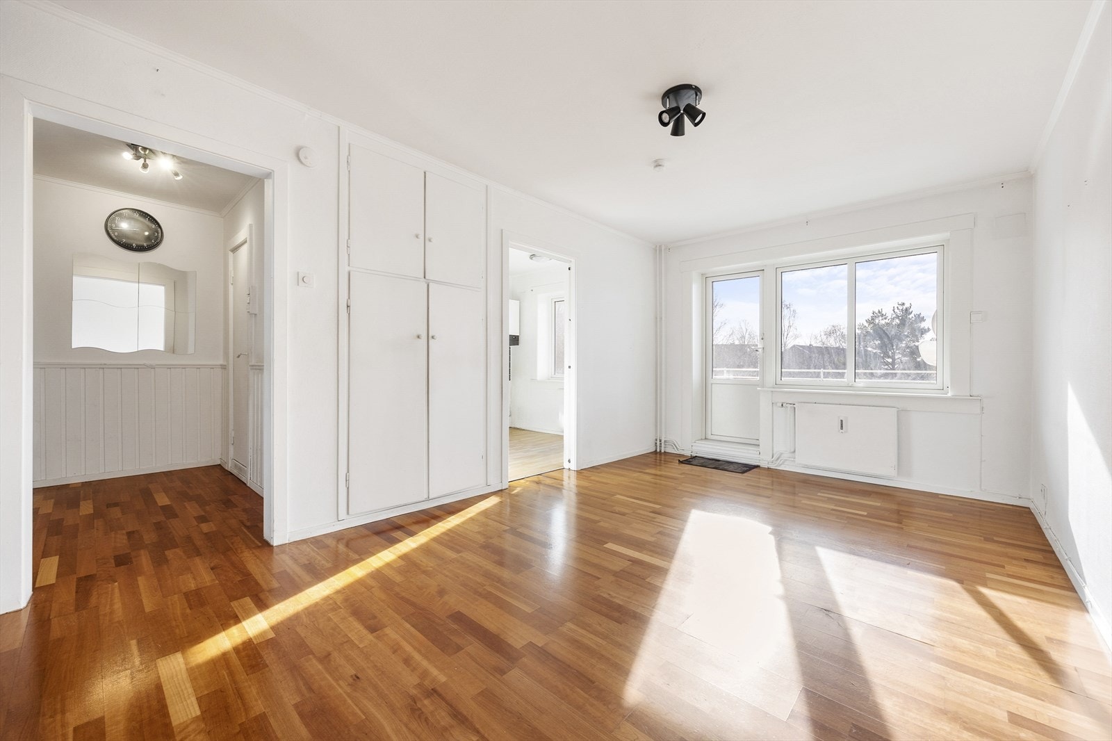 EiendomsMegler 1 v/Adrian Stokstad og Nima Oghani har gleden av å presentere Kalbakkstubben 24! Galleribilde