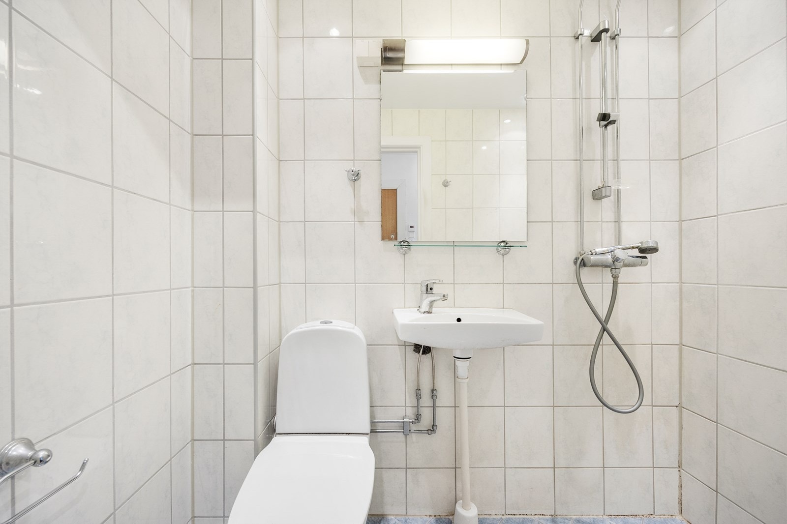 Praktisk bad med dusj og vaskeservant Galleribilde