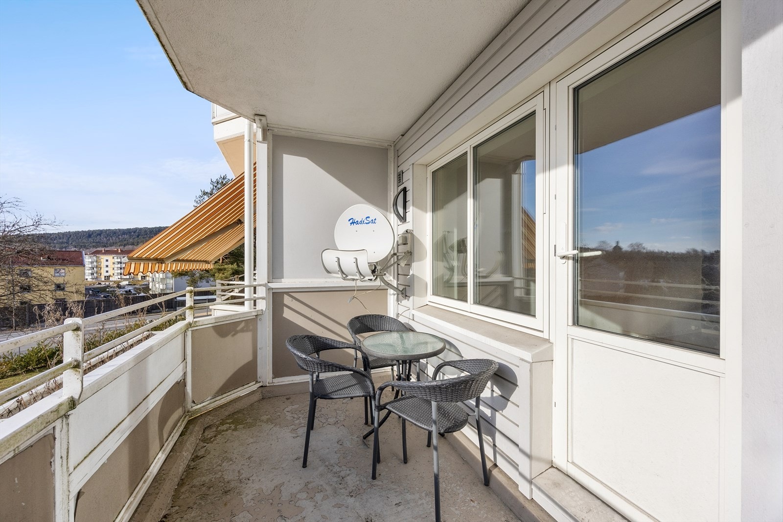 Romslig balkong med gode møbleringsmuligheter Galleribilde