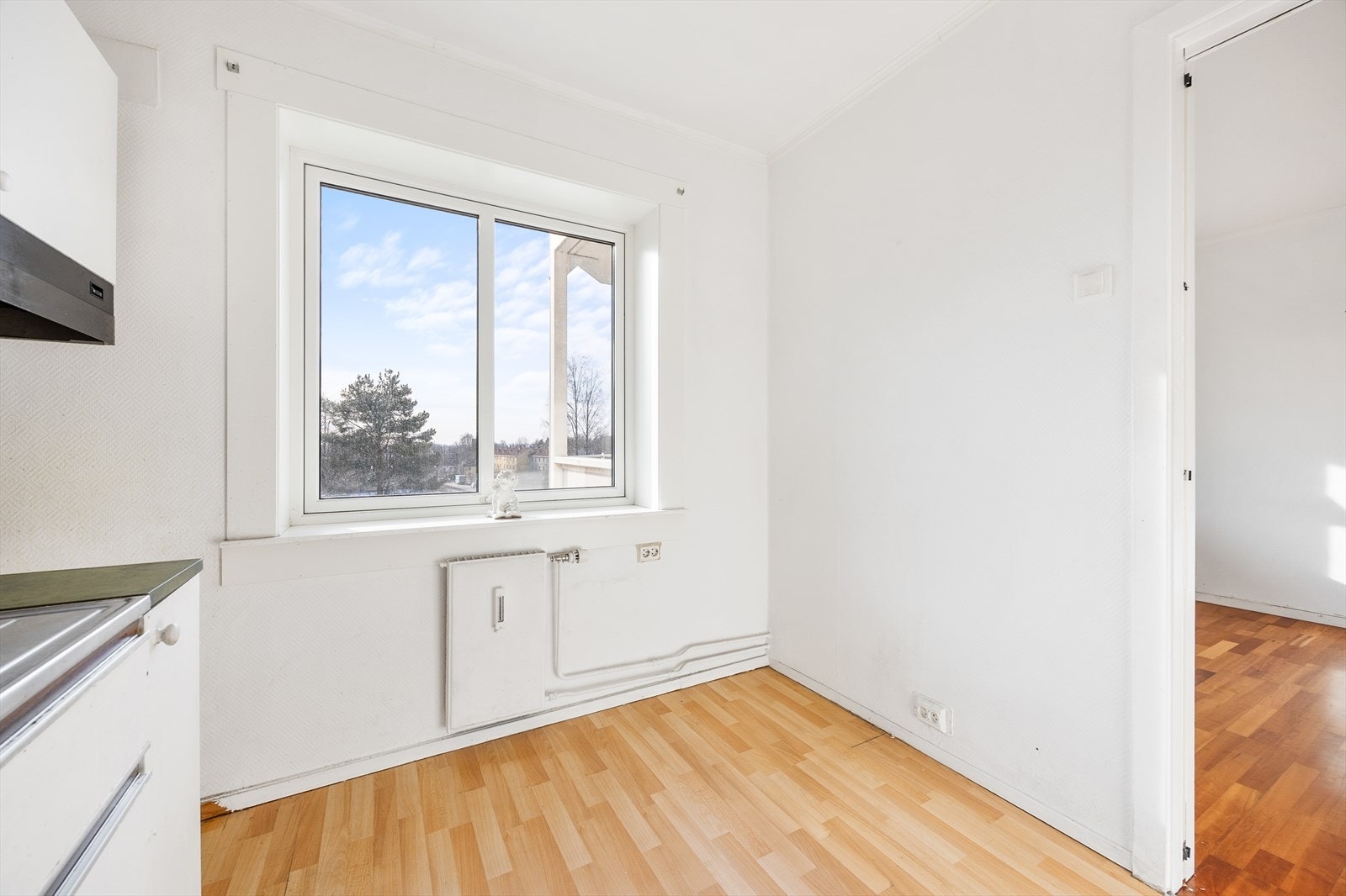 Kjøkkenet har plass til til et koselig spisebord Galleribilde