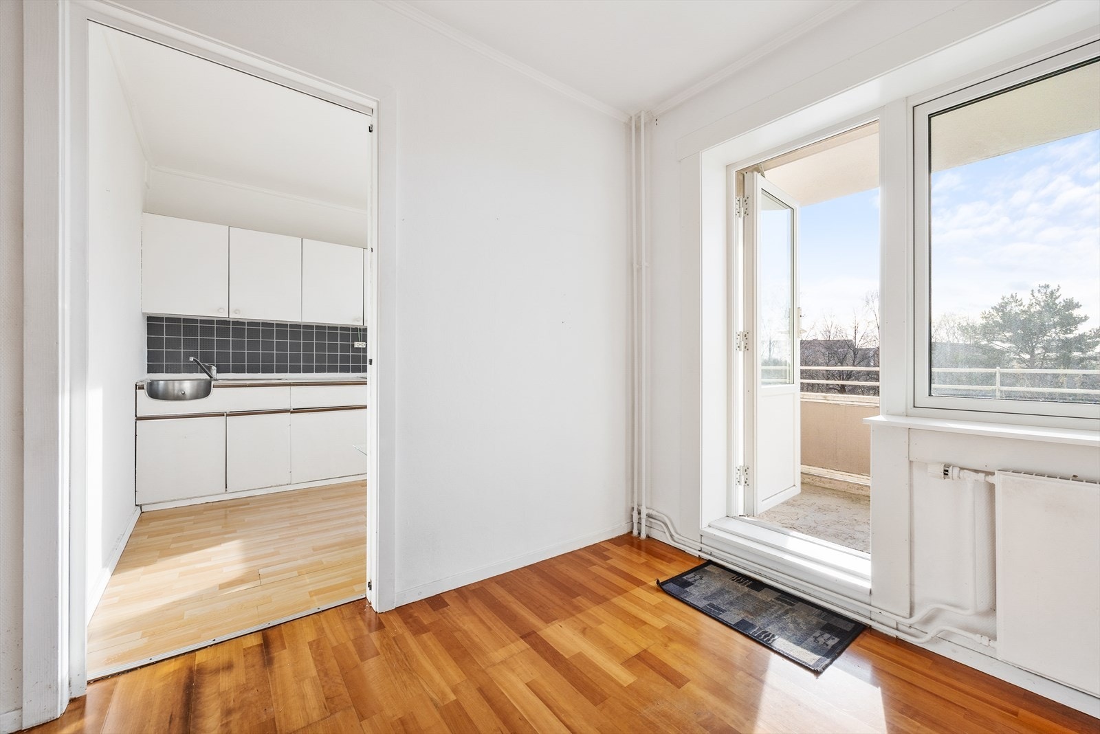 Fra stuen er det tilgang til både balkongen og et stort kjøkken Galleribilde