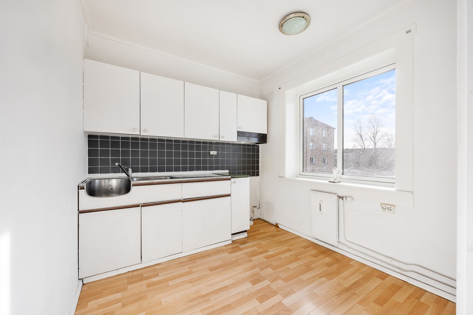 Kjøkken med store vinduer som slipper inn mye naturlig lys Galleribilde