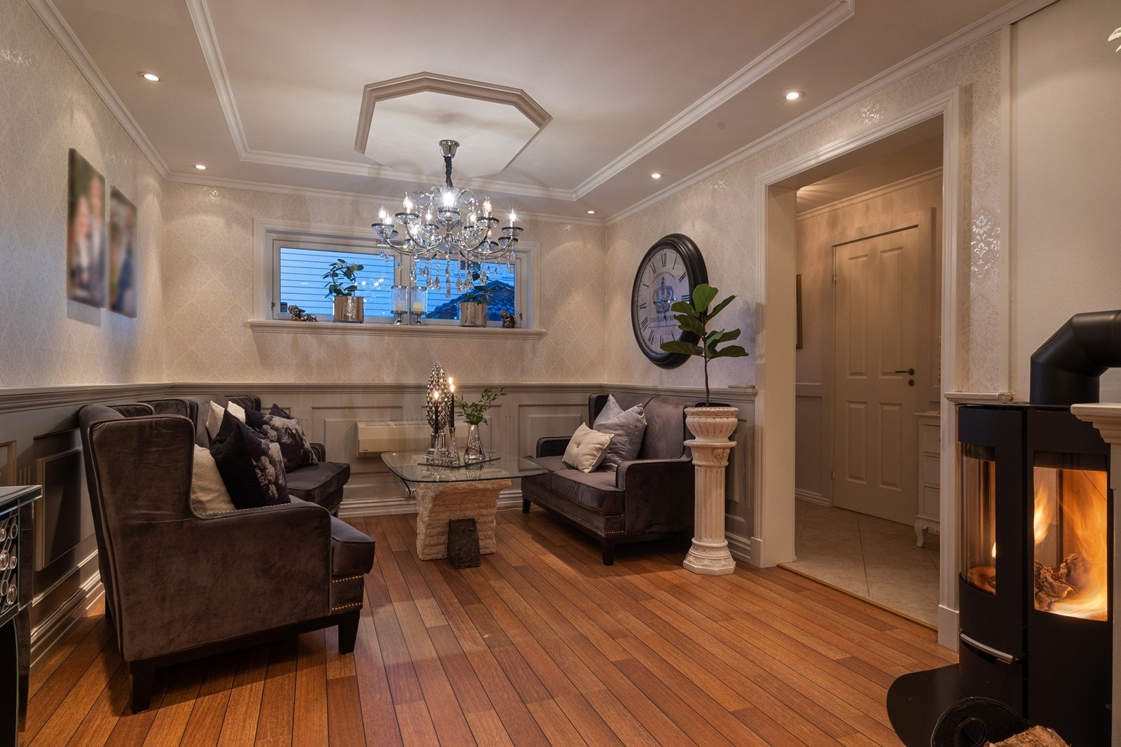 Stue 1. etasje, Koselig sofahjørne med varmepumpe Galleribilde