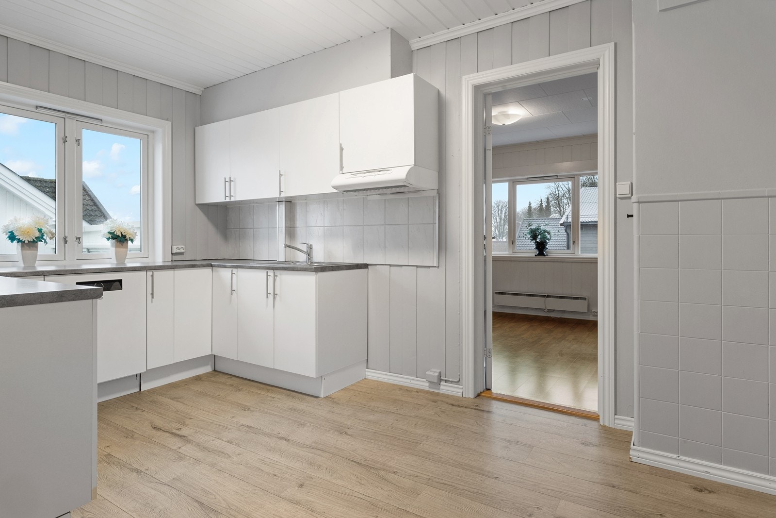 Kjøkken 2. etasje, Innredning fra 2017 med slette fronter Galleribilde