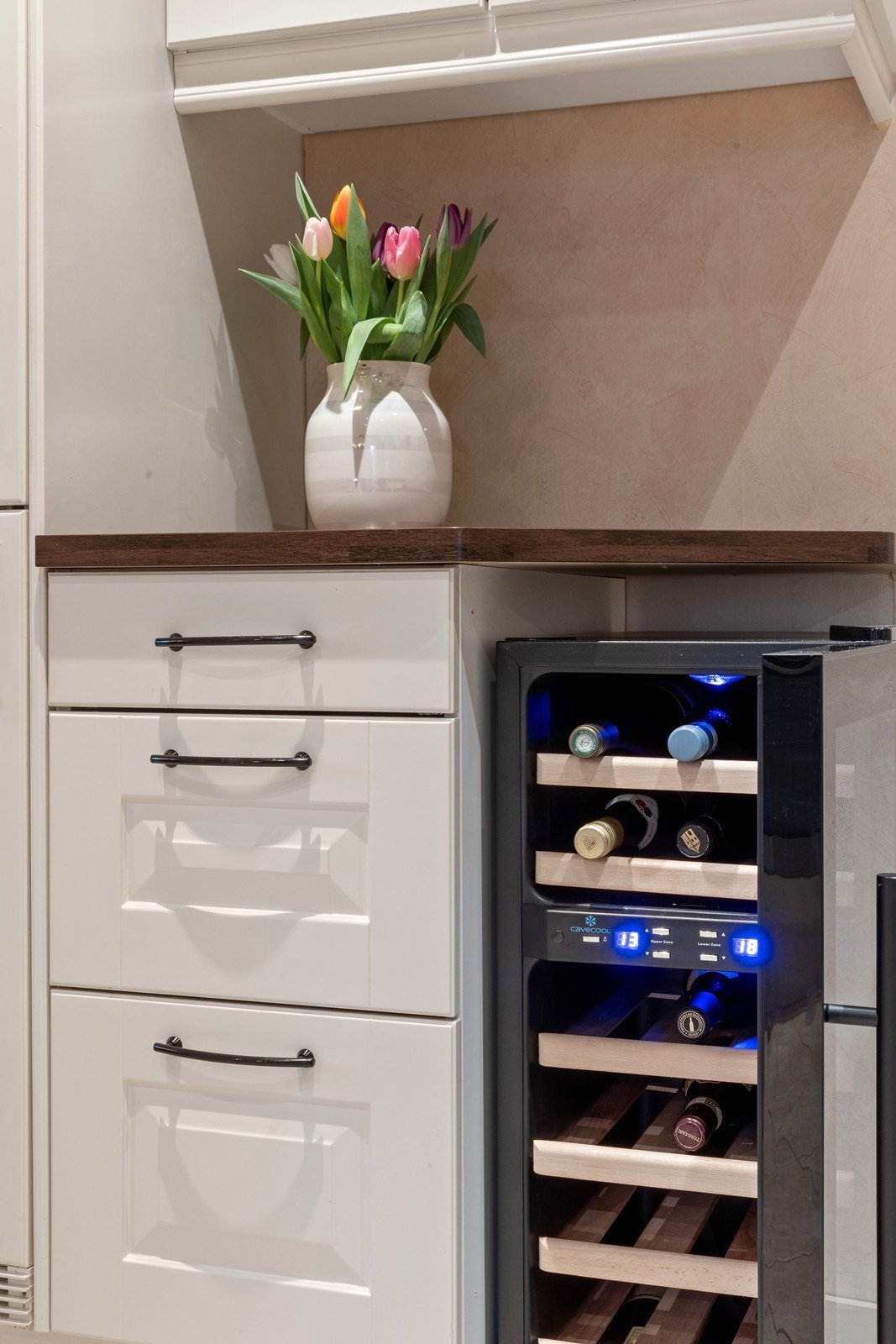 Kjøkken 1. etasje, Fremhevet vinskap og innredningens profilerte fronter Galleribilde