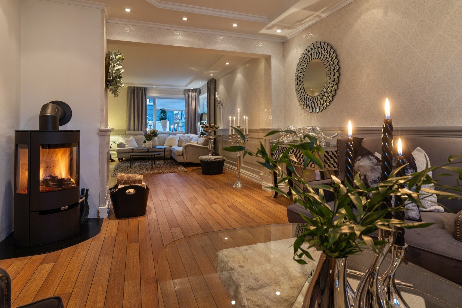 Stue 1. etasje, med klassisk peisovn Galleribilde