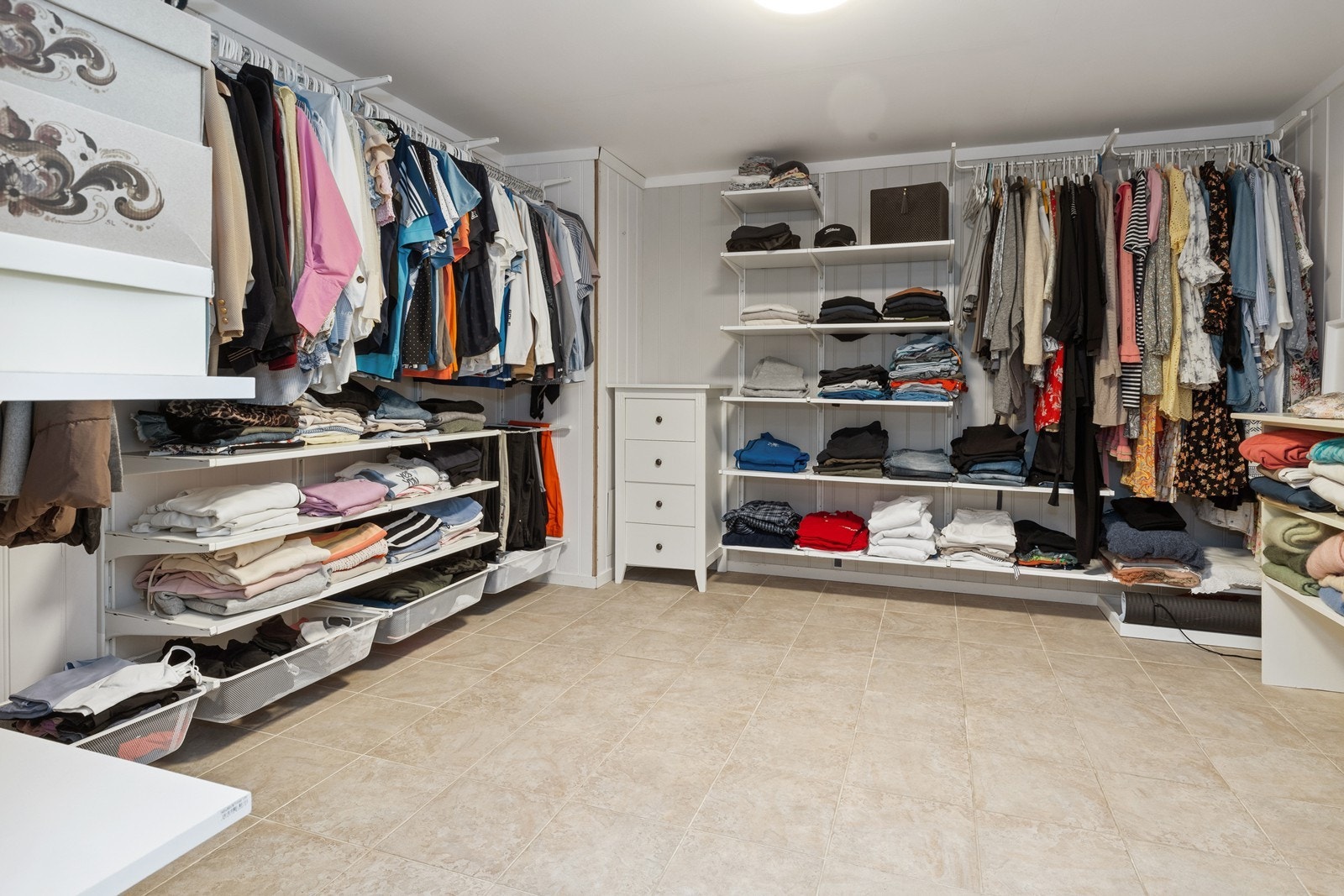 Walk-in closet - Tilknyttet leilighet i 1. etasje Galleribilde