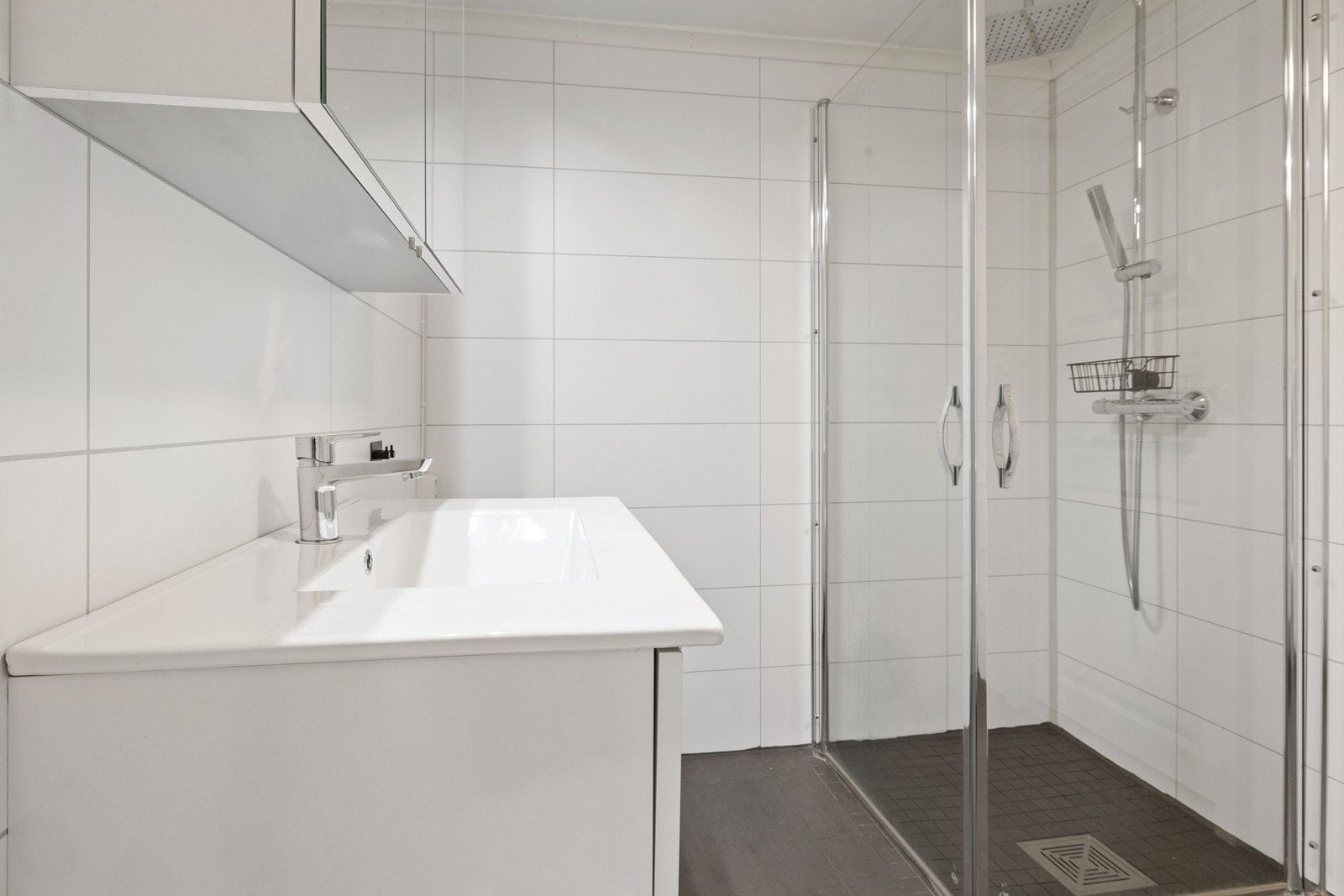 Kjeller - Badet har fliser på gulv og dusjhjørne Galleribilde