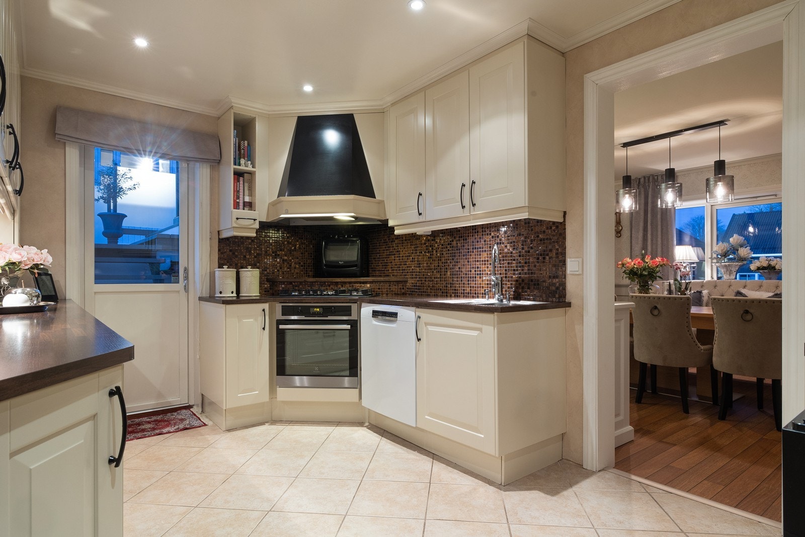 Kjøkken 1. etasje, med tilknytning til spisestuen Galleribilde