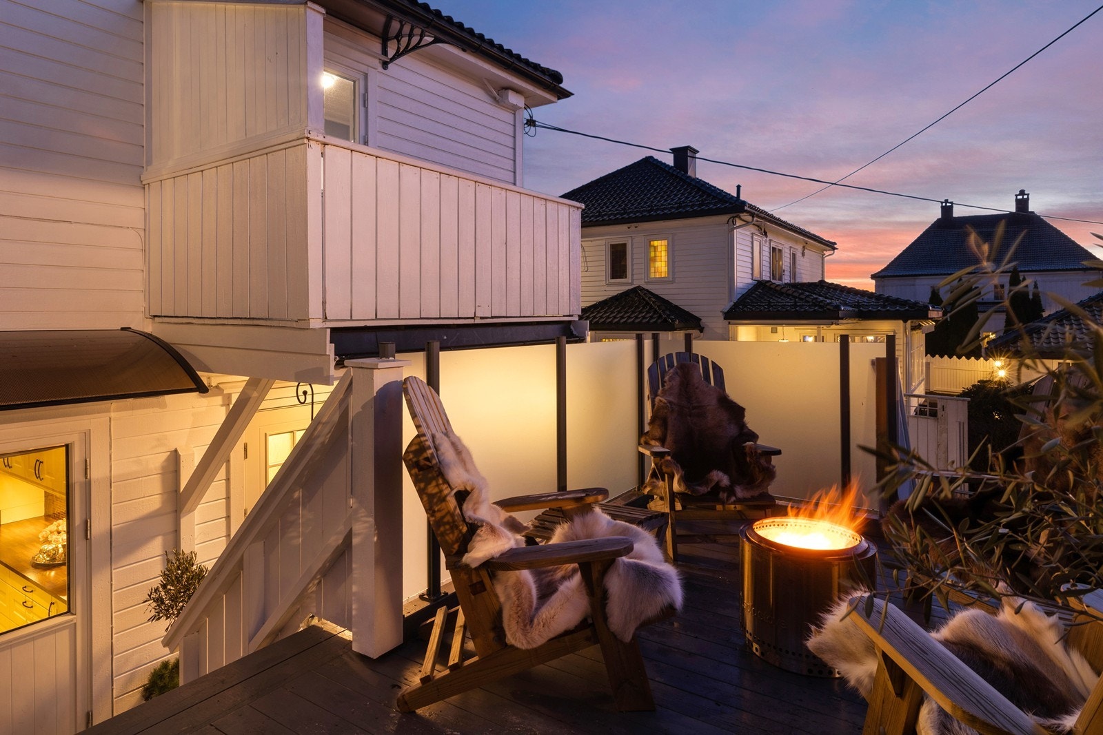 Fra kjøkkenet i 1. etasje er det utgang til denne verandaen Galleribilde