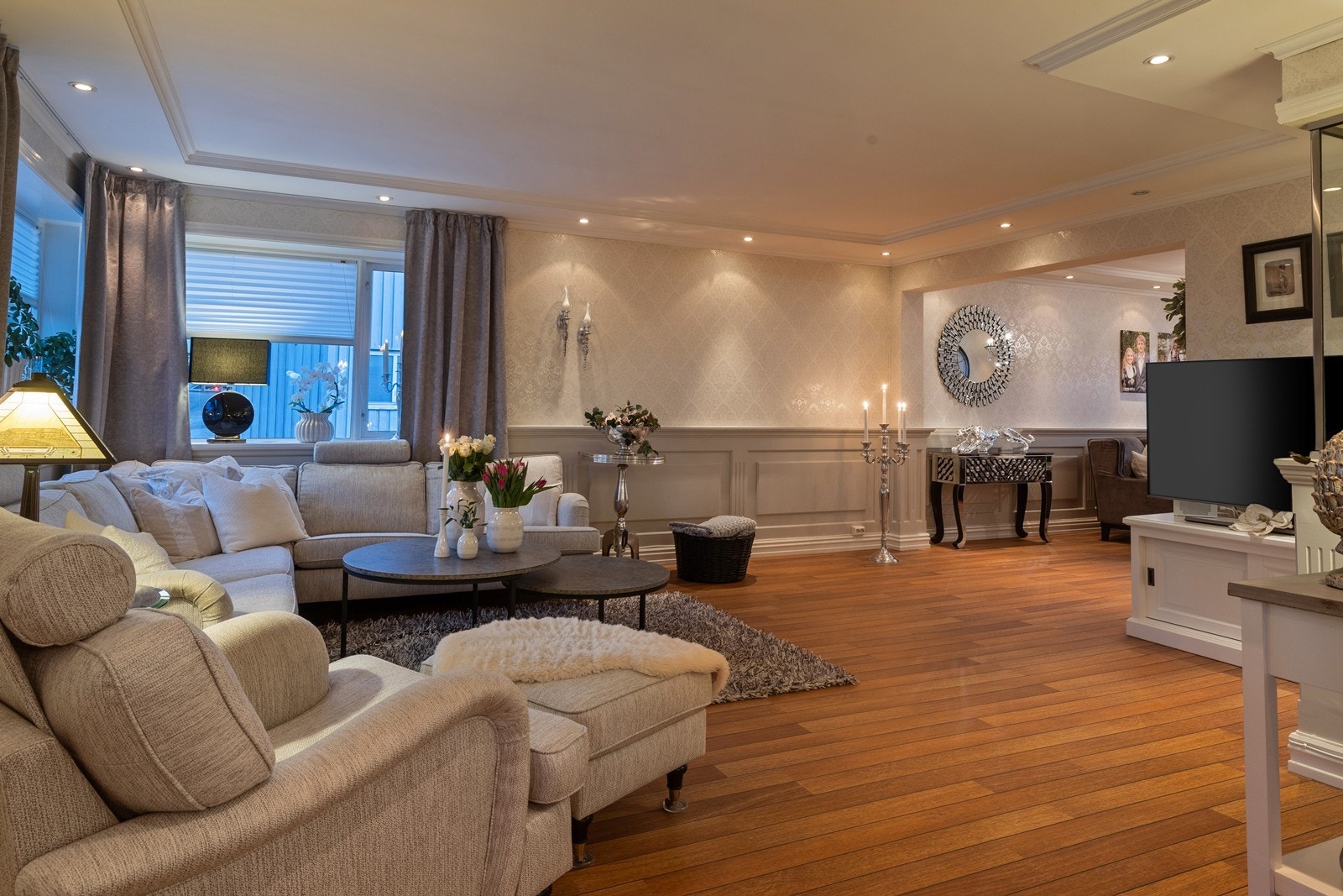 Stue 1. etasje, Stuen er lys og luftig med god plass for sammenkomster Galleribilde