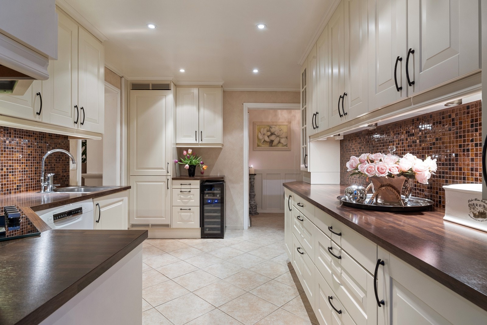 Kjøkken 1. etasje, benkeplater i laminat Galleribilde