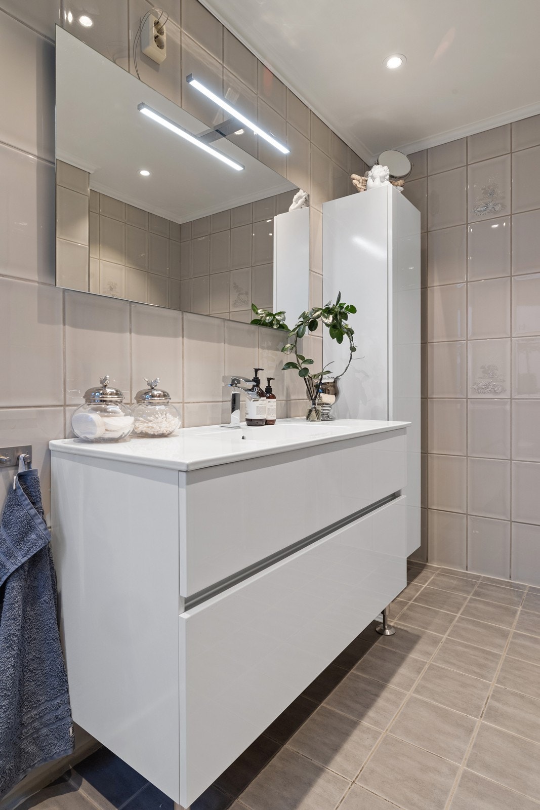 Bad 1. etasje, innredning med nedfelt servant og høyskap Galleribilde