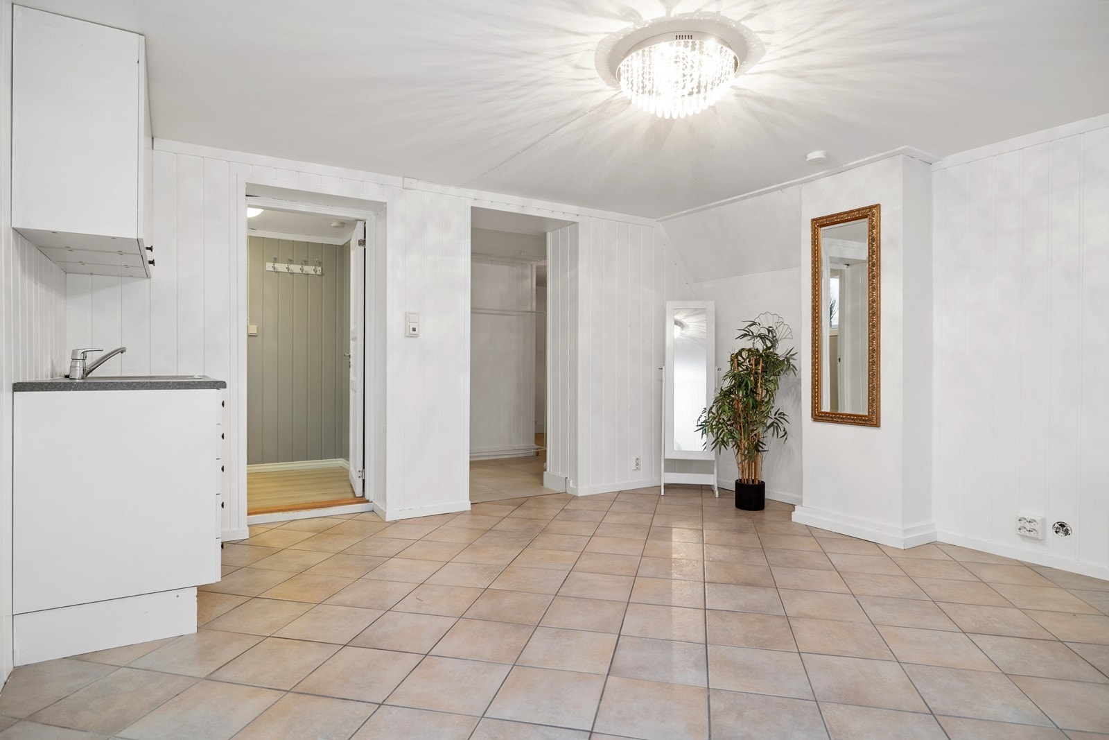 Kjeller - Kjøkkenkrok og stue i et rom Galleribilde