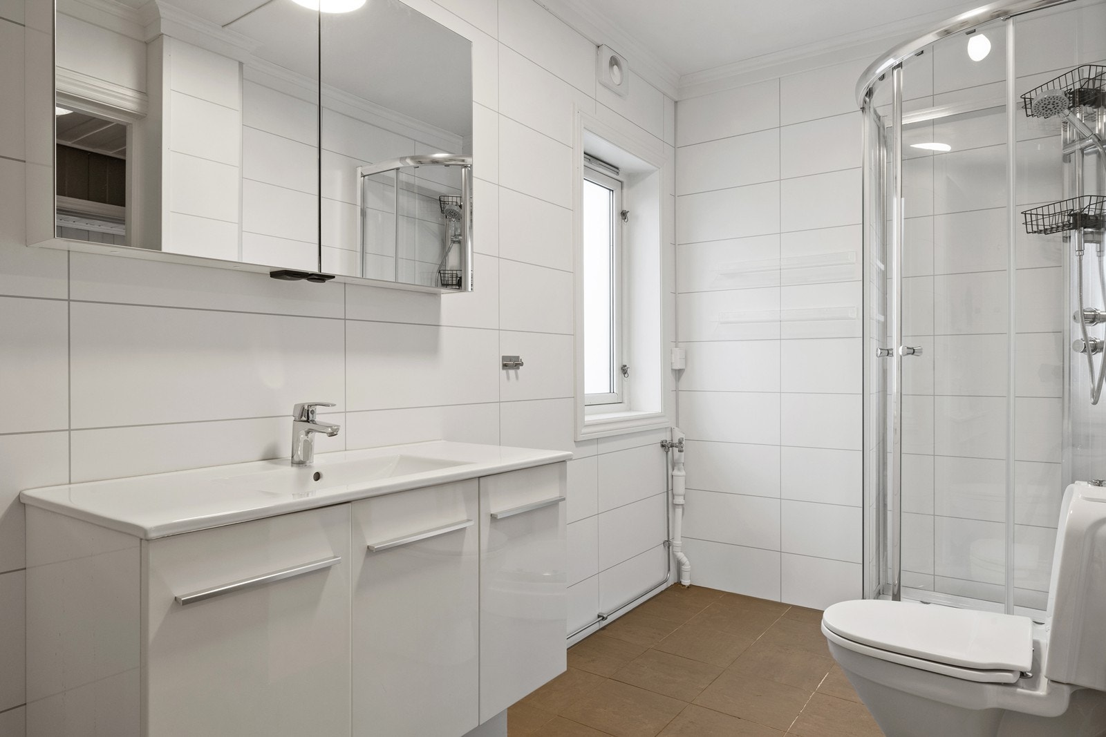 Bad 2. etasje, Gulvet er flislagt og det er baderomsplater på veggene Galleribilde