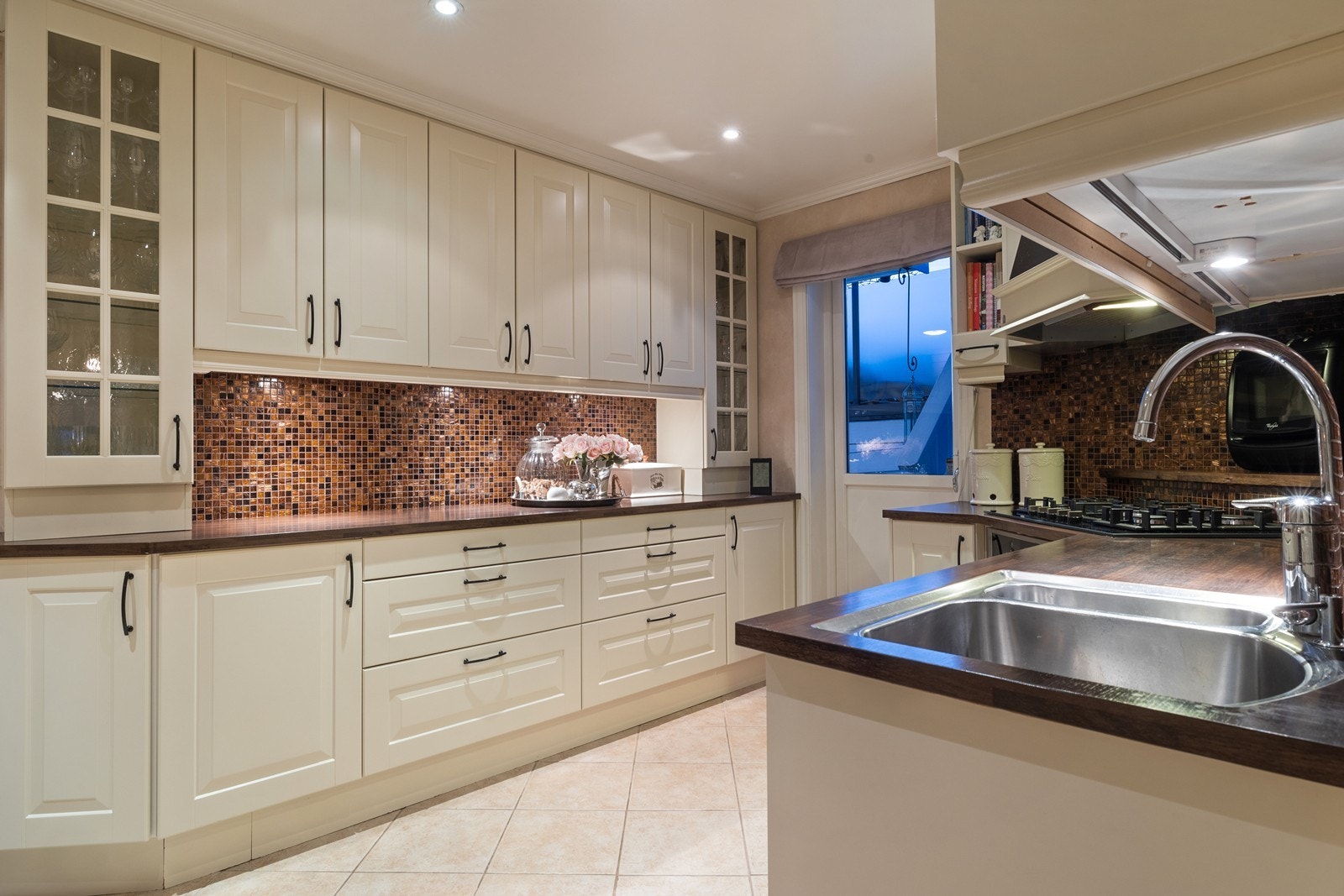 Kjøkken 1. etasje, innredning med lyse profilerte fronter Galleribilde