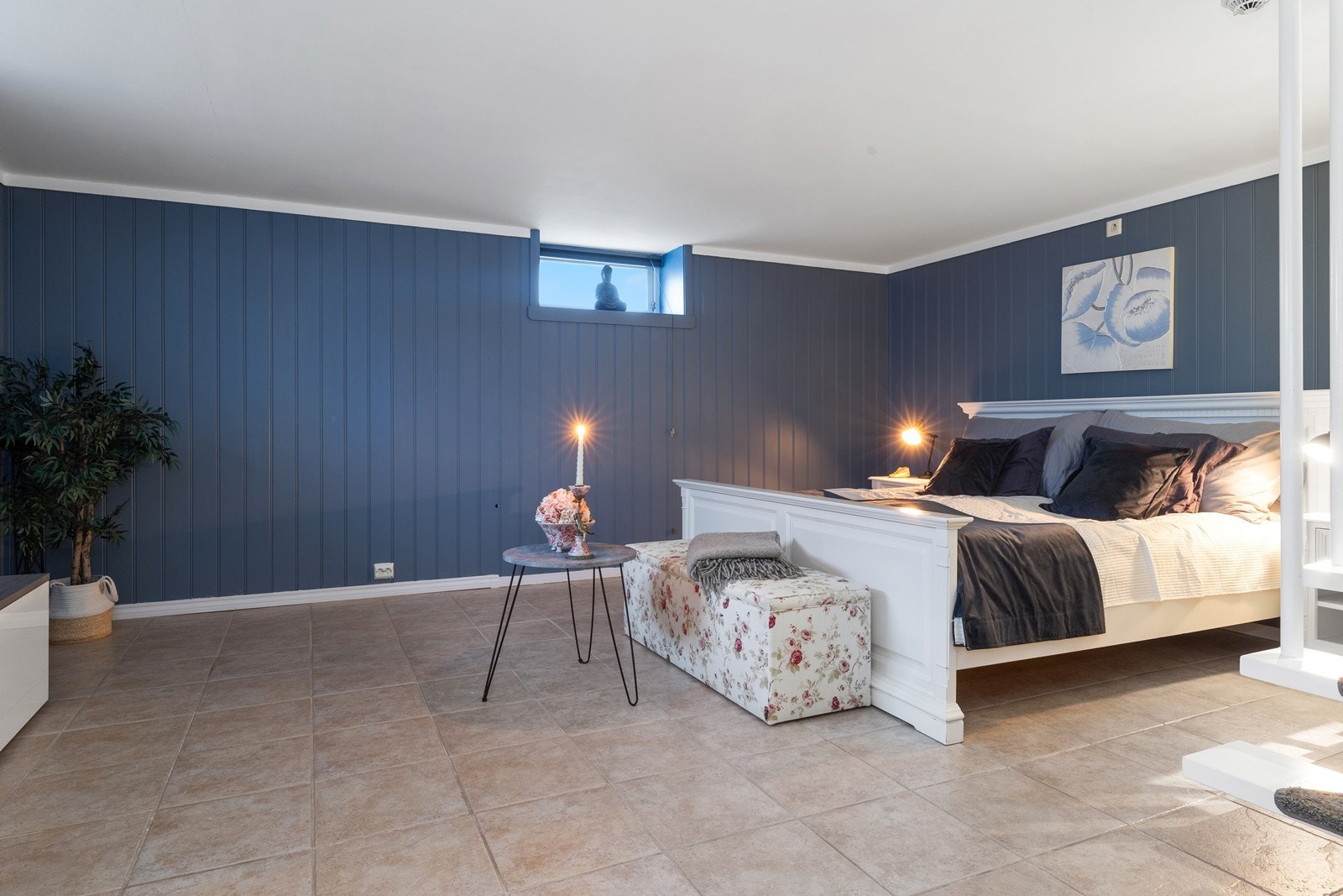 Rom i kjeller innredet som soverom - Ikke godkjent - Tilknyttet leilighet i 1. etasje Galleribilde