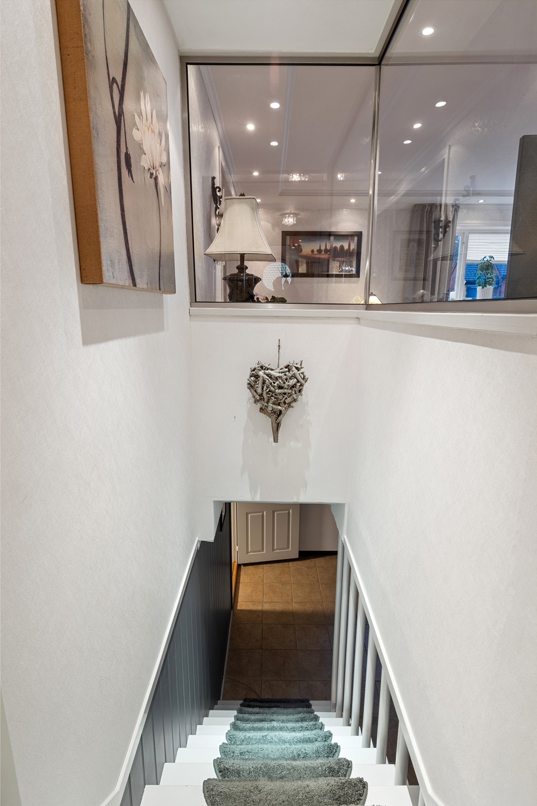 Nedgang fra leilighet i 1. etasje til kjeller Galleribilde