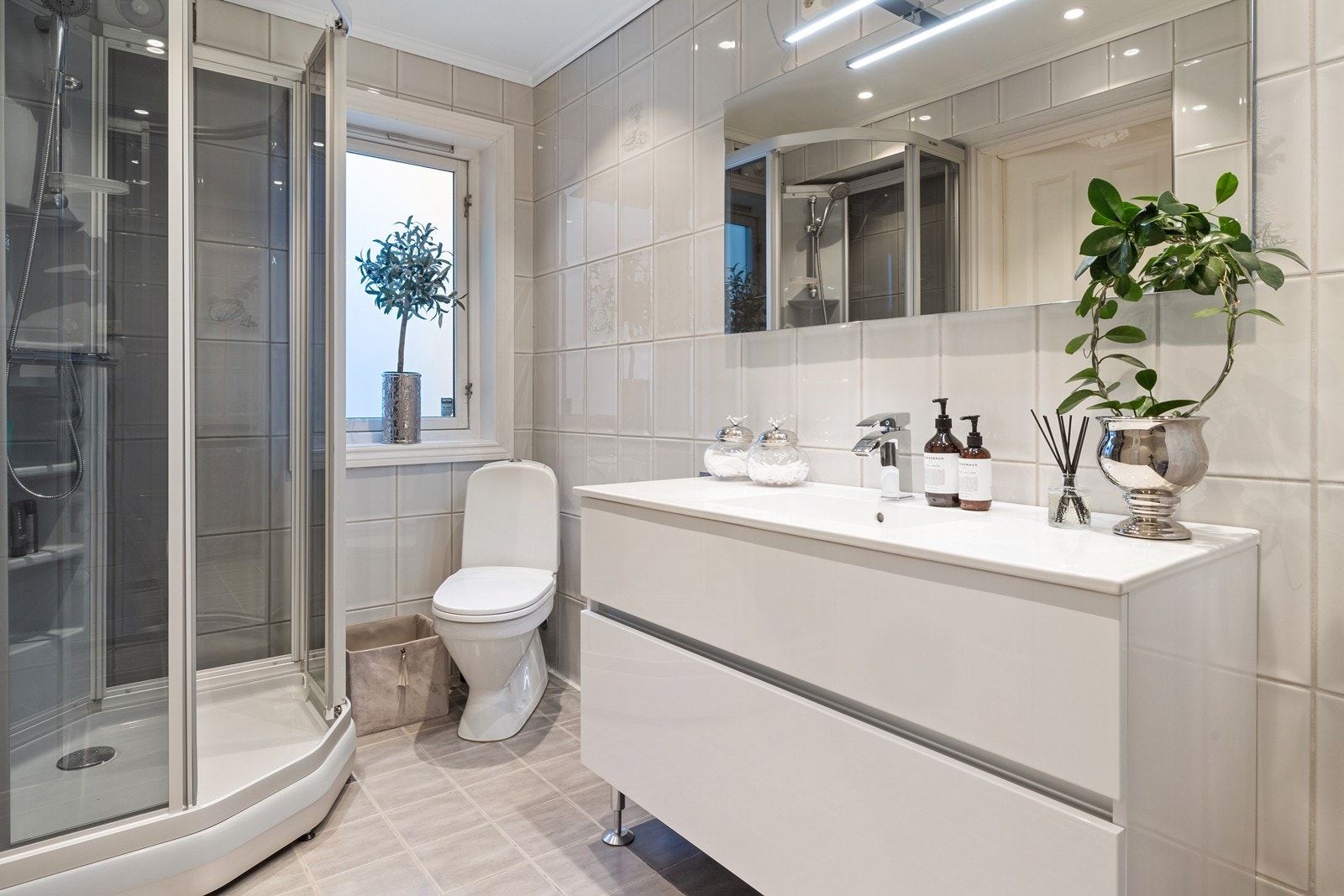 Bad 1. etasje, Flislagt gulv og vegger Galleribilde