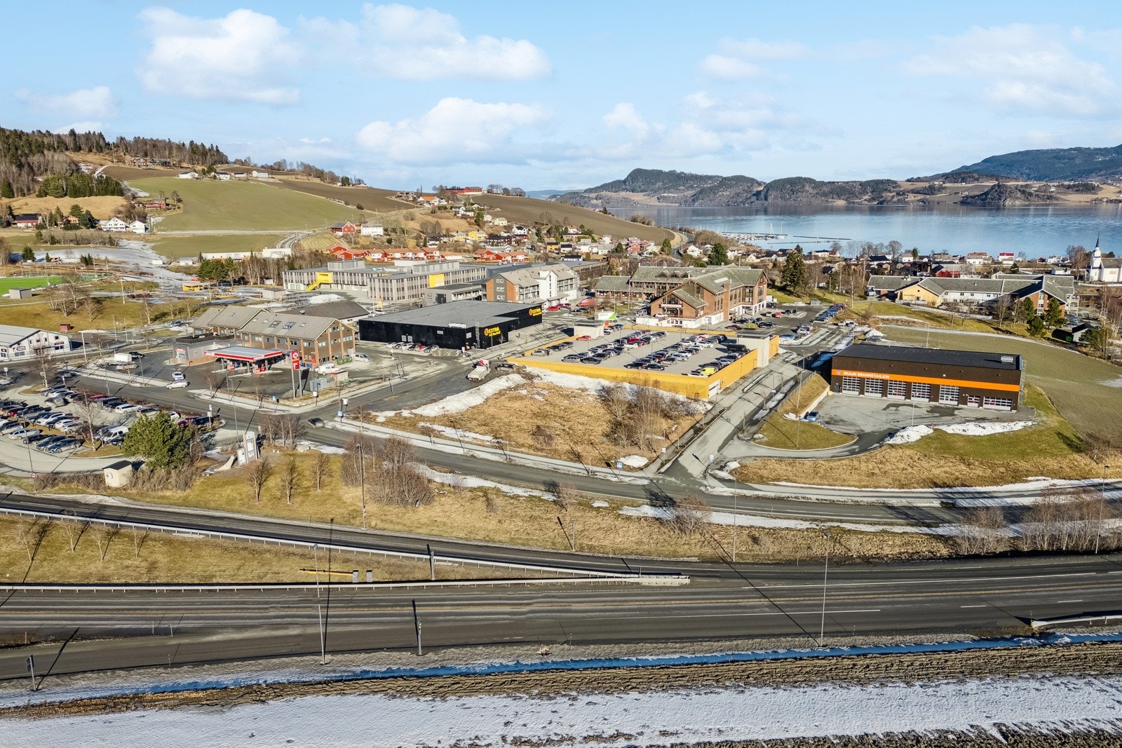 Med enkel adkomst til E39, er det gode forbindelser til både Orkanger og Melhus, samtidig som tomten ligger i et område med økende etterspørsel etter boliger og næringseiendom. Galleribilde