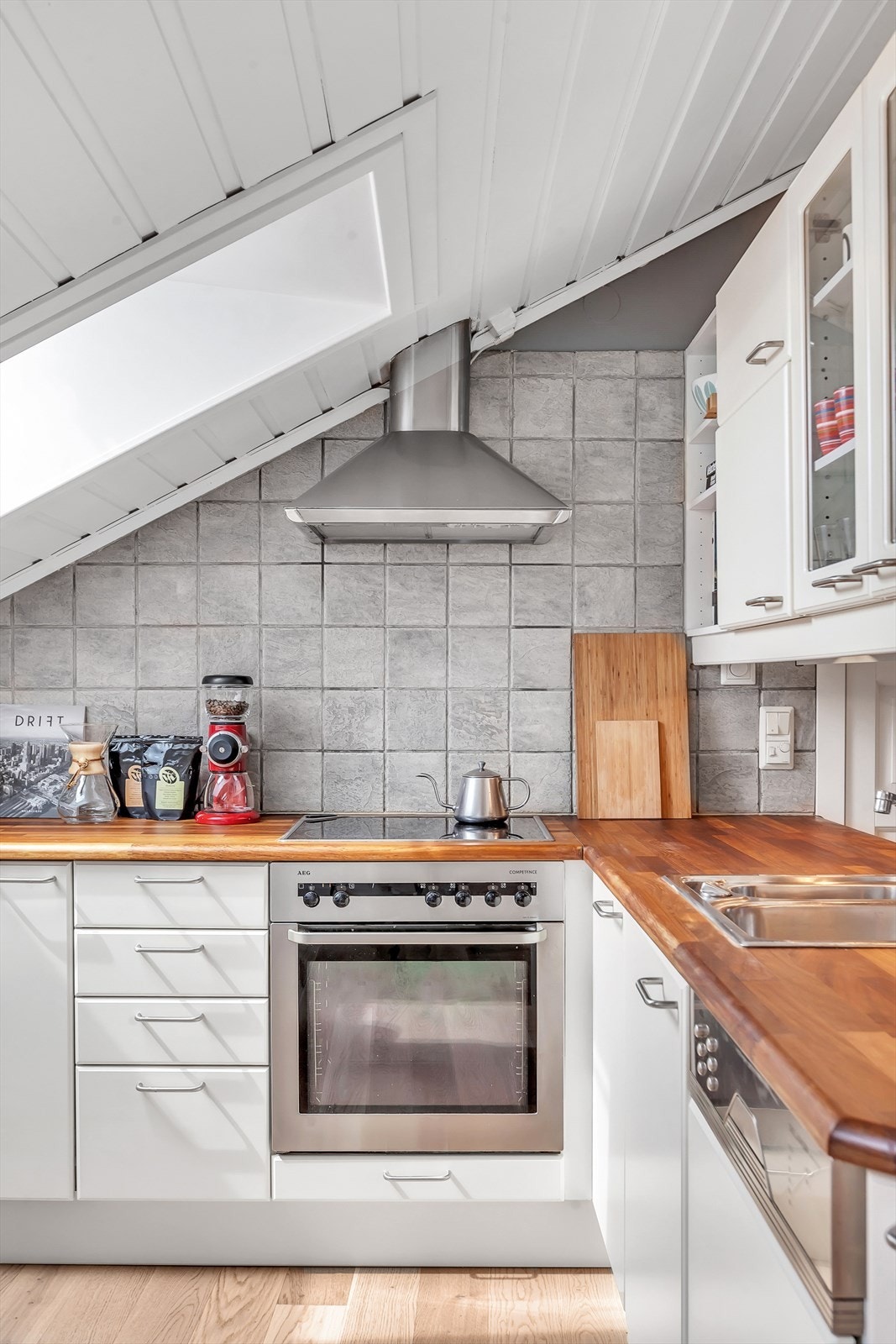 Integrert stekeovn, keramisk koketopp og 2 stk kjøleskap i benkeskap pluss fryser. Galleribilde