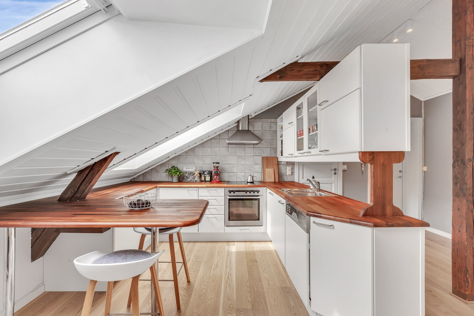 Benkeplaten ble slipt og oljet nå i 2018. Galleribilde