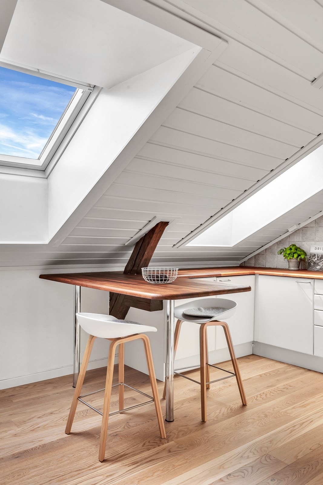 Praktisk og bra med skap- og benkplass til kokkelering og oppbevaring. Galleribilde