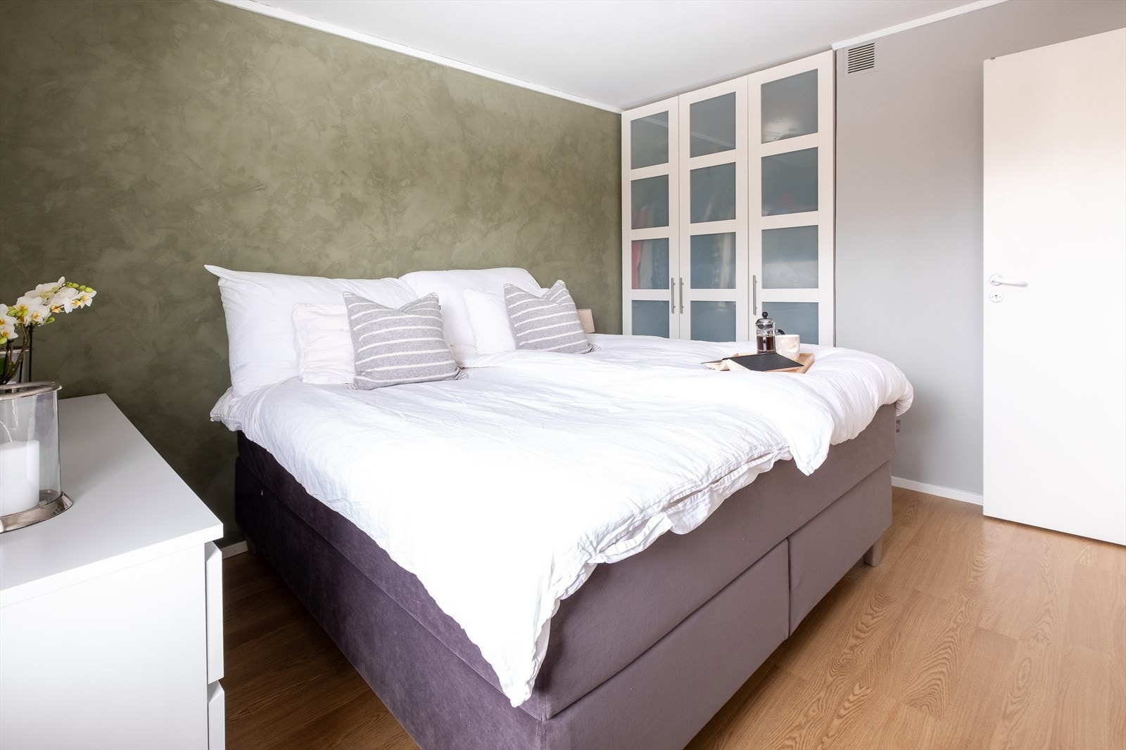 Her er det god plass til dobbeltseng, nattbord og garderobe Galleribilde