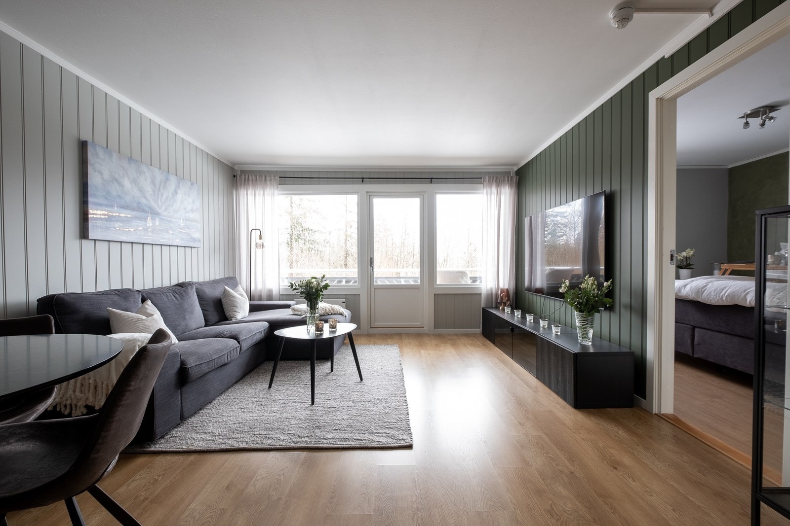 I stuen er det god plass til sofagruppe, tv-benk, spisebord og annet møblement Galleribilde