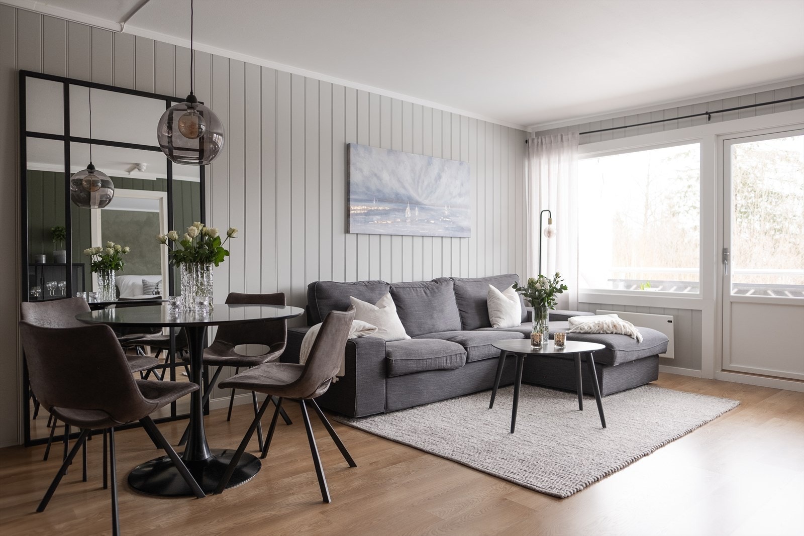 Videre kommen man til en luftig og lys stue - de store vindusoverflatene gir rikelig med naturlig lys Galleribilde