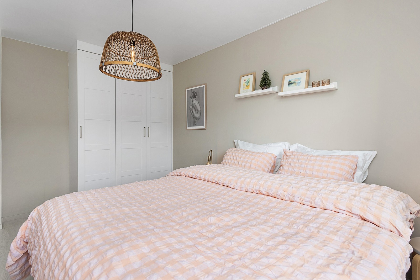 Soverommet har plass til dobbeltseng og garderobeløsning. Galleribilde