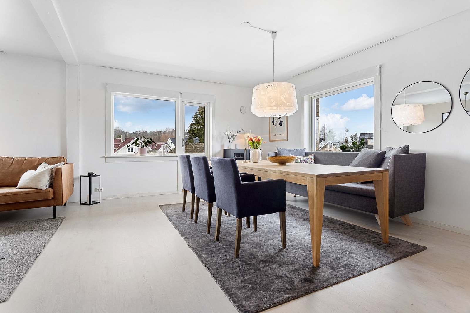 Masse lys og utsikt da leiligheten er en hjørne- og endelelilighet Galleribilde