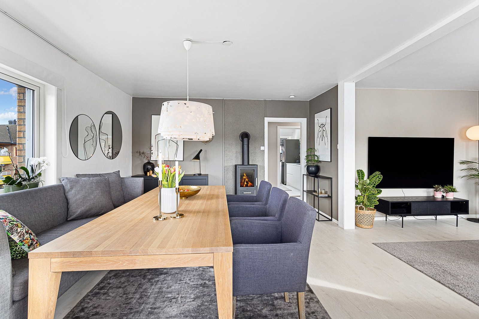 Laminat på gulv og malte slette overflater på vegg. Galleribilde