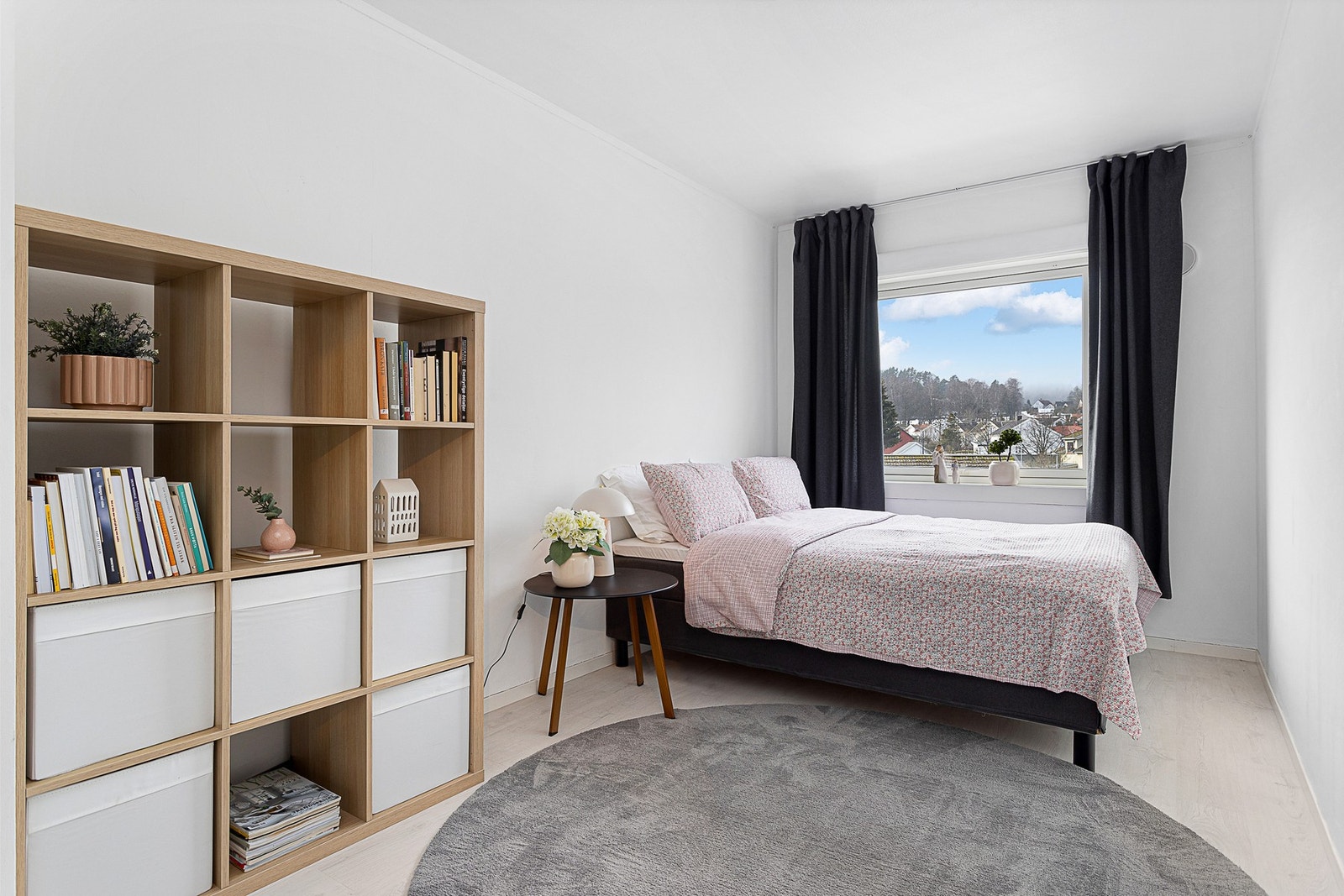 Soverom II med dobbeltseng og god plass til garderobe Galleribilde