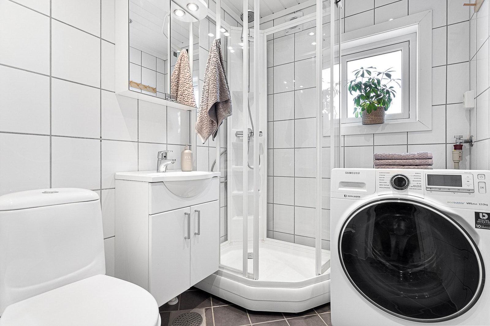 Badet er flislagt på gulv og vegger. Inneholder wc, servant med speil og dusjkabinett. Bad er pusset opp i 2007/08 Galleribilde