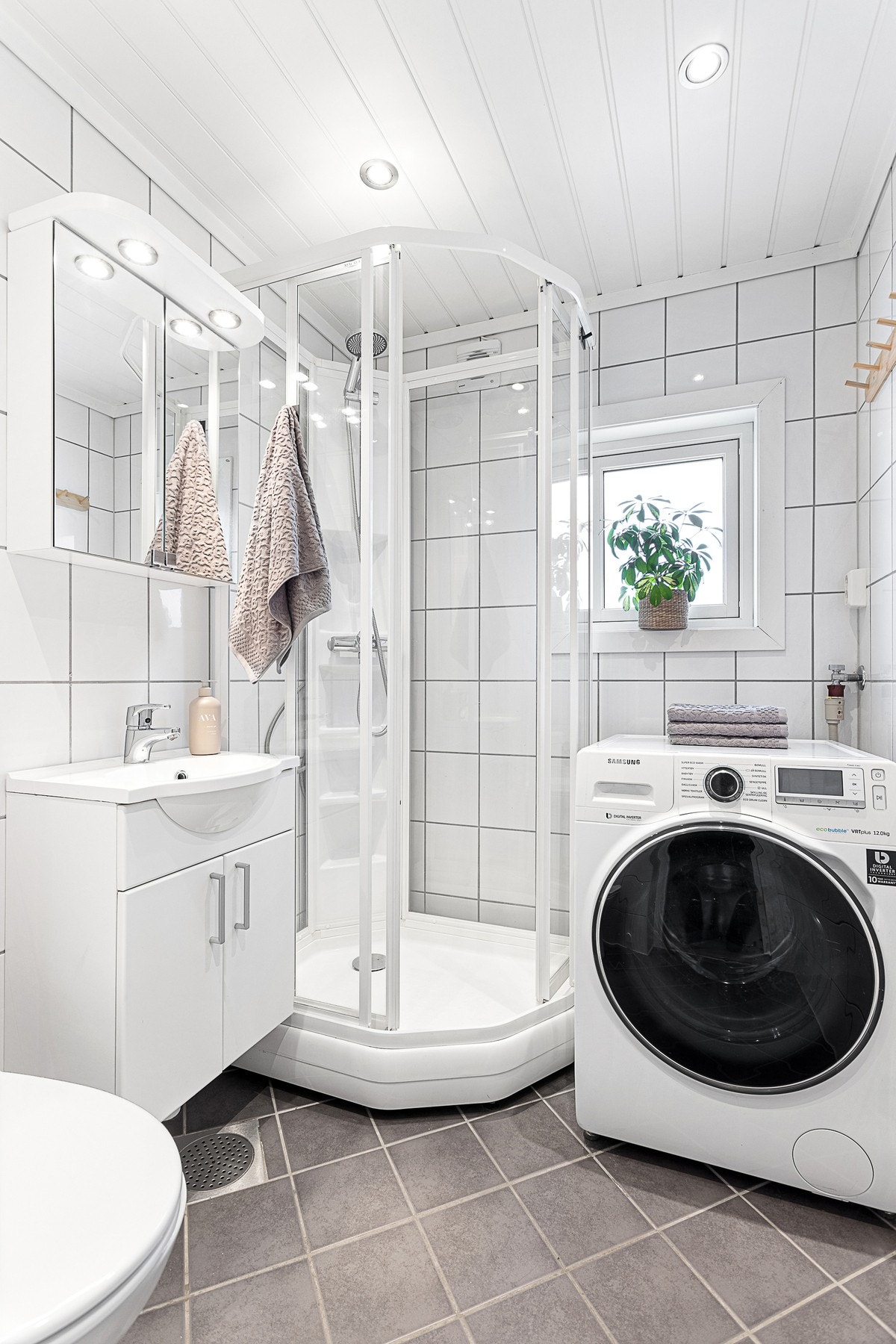 Varmekabler i gulv og opplegg til vaskemaskin. Galleribilde