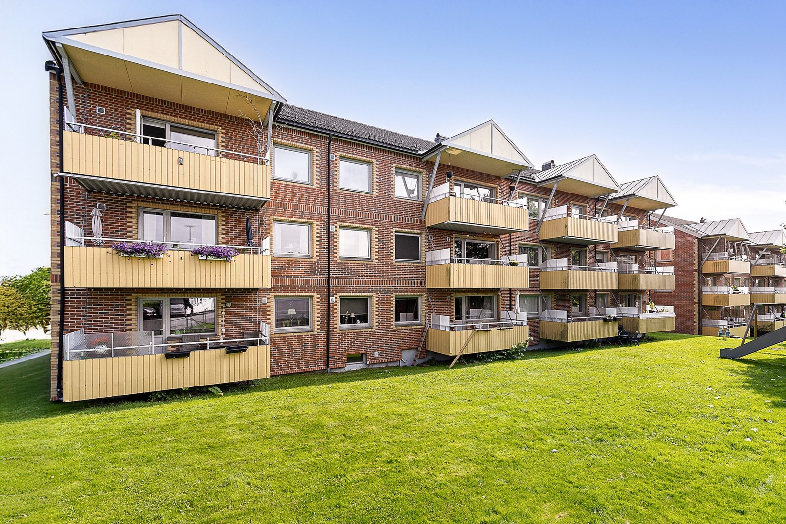 Leiligheten er både topp og hjørneleilighet. Leiligheten ligger øverst til venstre i bildet. Galleribilde