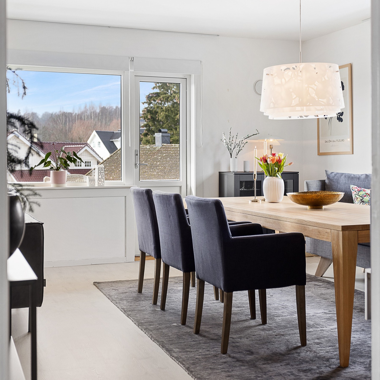 God plass til stort spisebord. Galleribilde