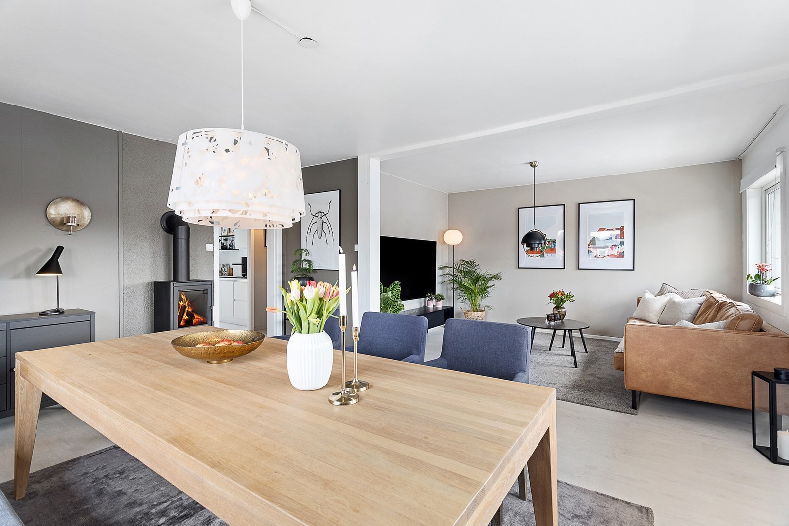 Romslig, innbydende stue malt i moderne farger. Vedovn som varmer godt og utgang til balkong Galleribilde