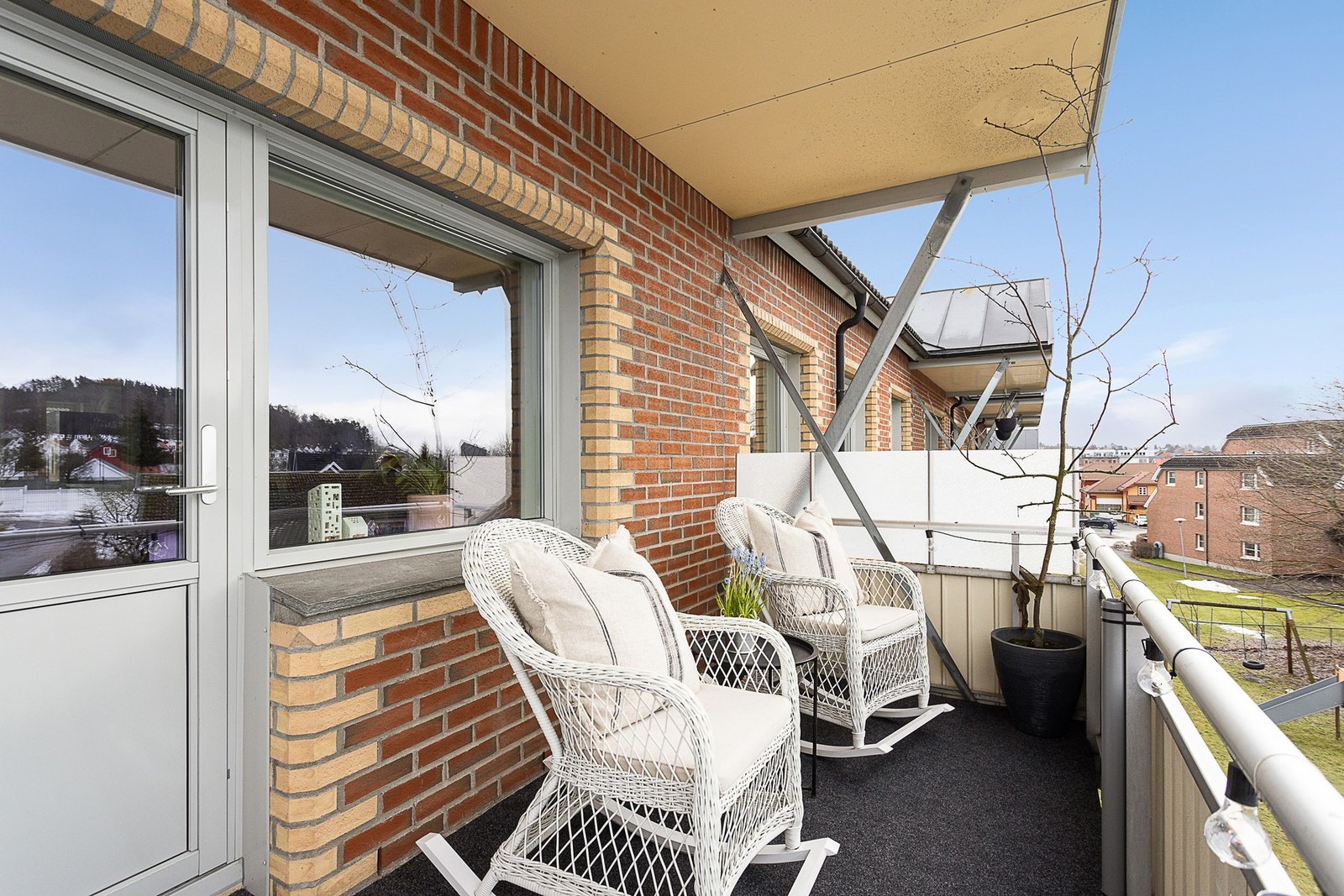 Balkong har plass med plass til sittegruppe Galleribilde