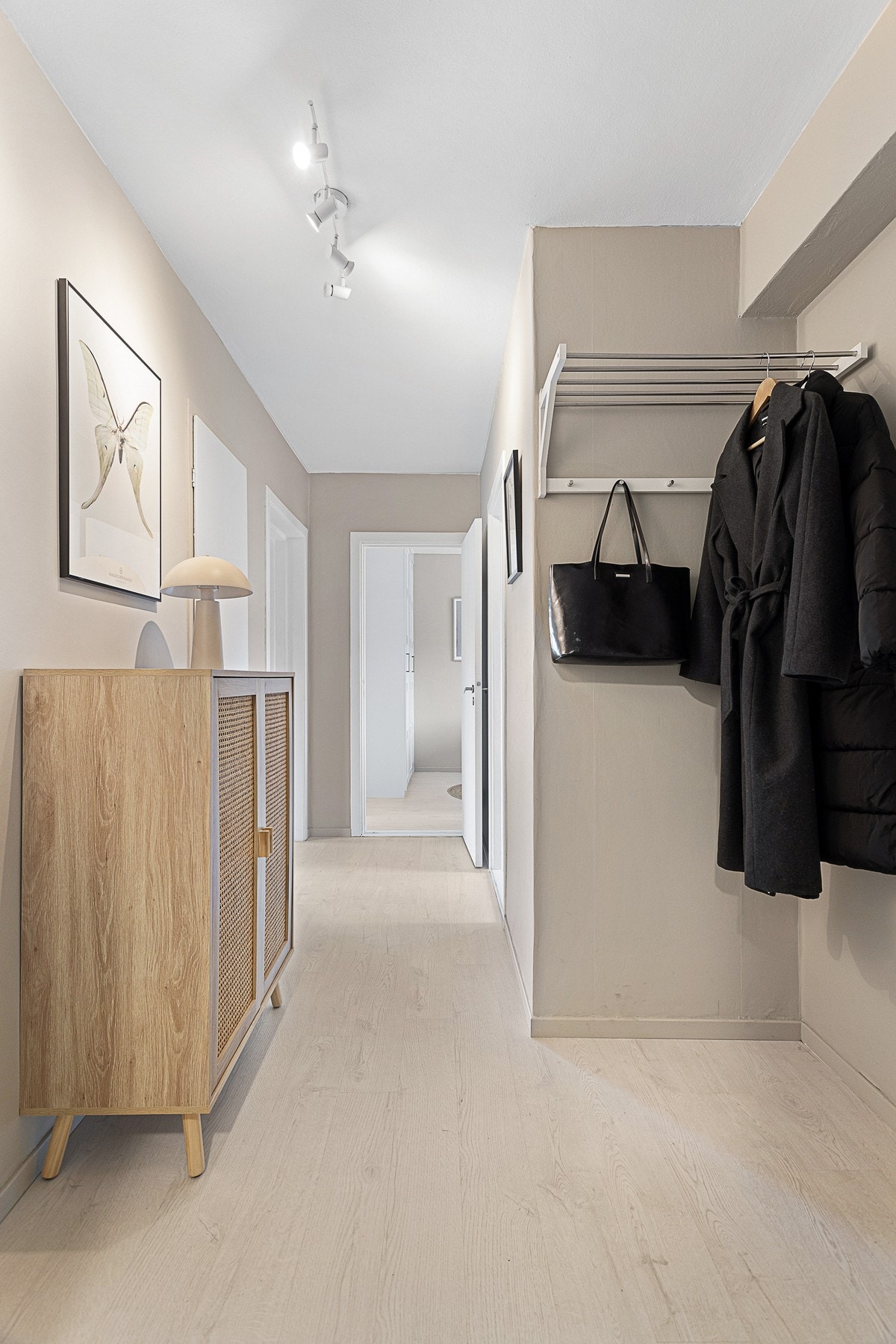 Leilighetens entrè med plass til å legge fra seg sko og ytterjakker. Galleribilde