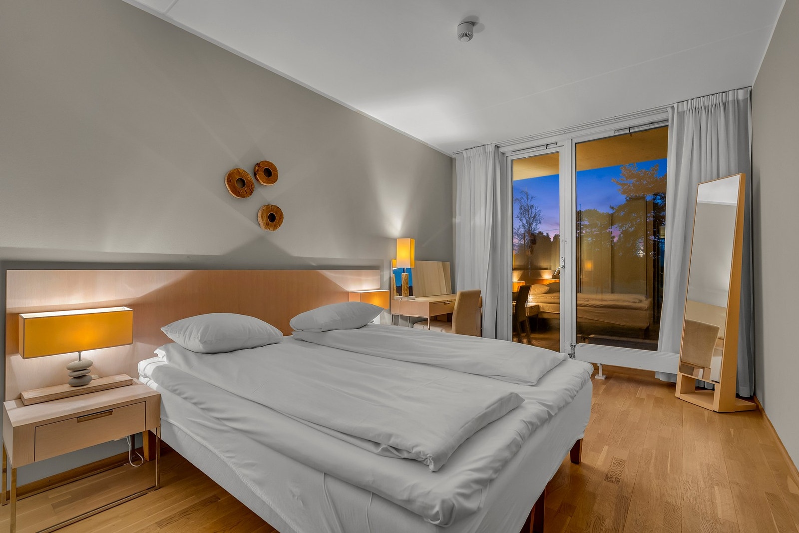 Dobbeltseng og store skap til oppbevaring. Galleribilde