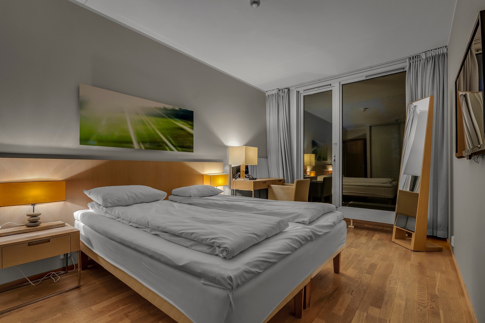 Leiligheten er todelt, slik at en del med soverom og bad samt utgang til terrasse kan leies ut, evt. disponeres av gjester samtidig med bruk av hovedenheten. Galleribilde