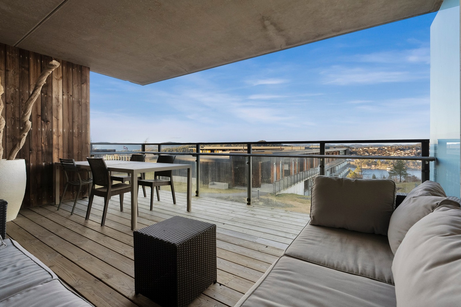 Plass til stort spisebord og loungesett. Galleribilde