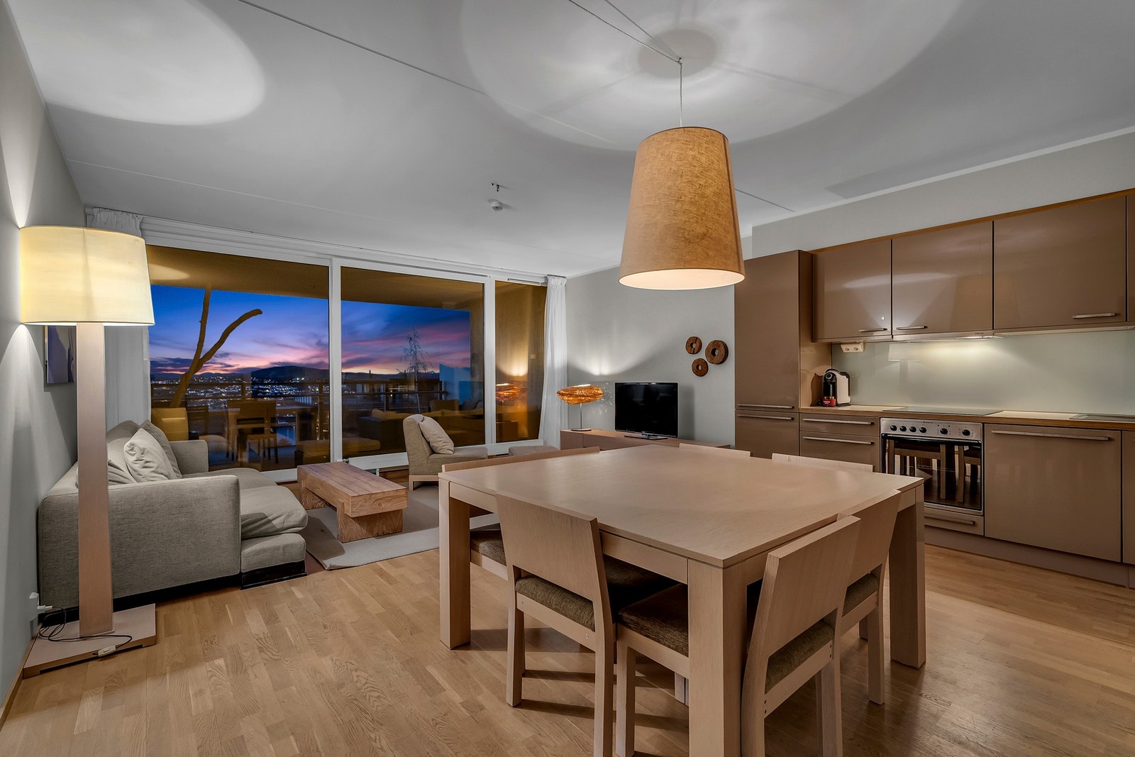 Åpen kjøkkenløsning i moderne design. Galleribilde