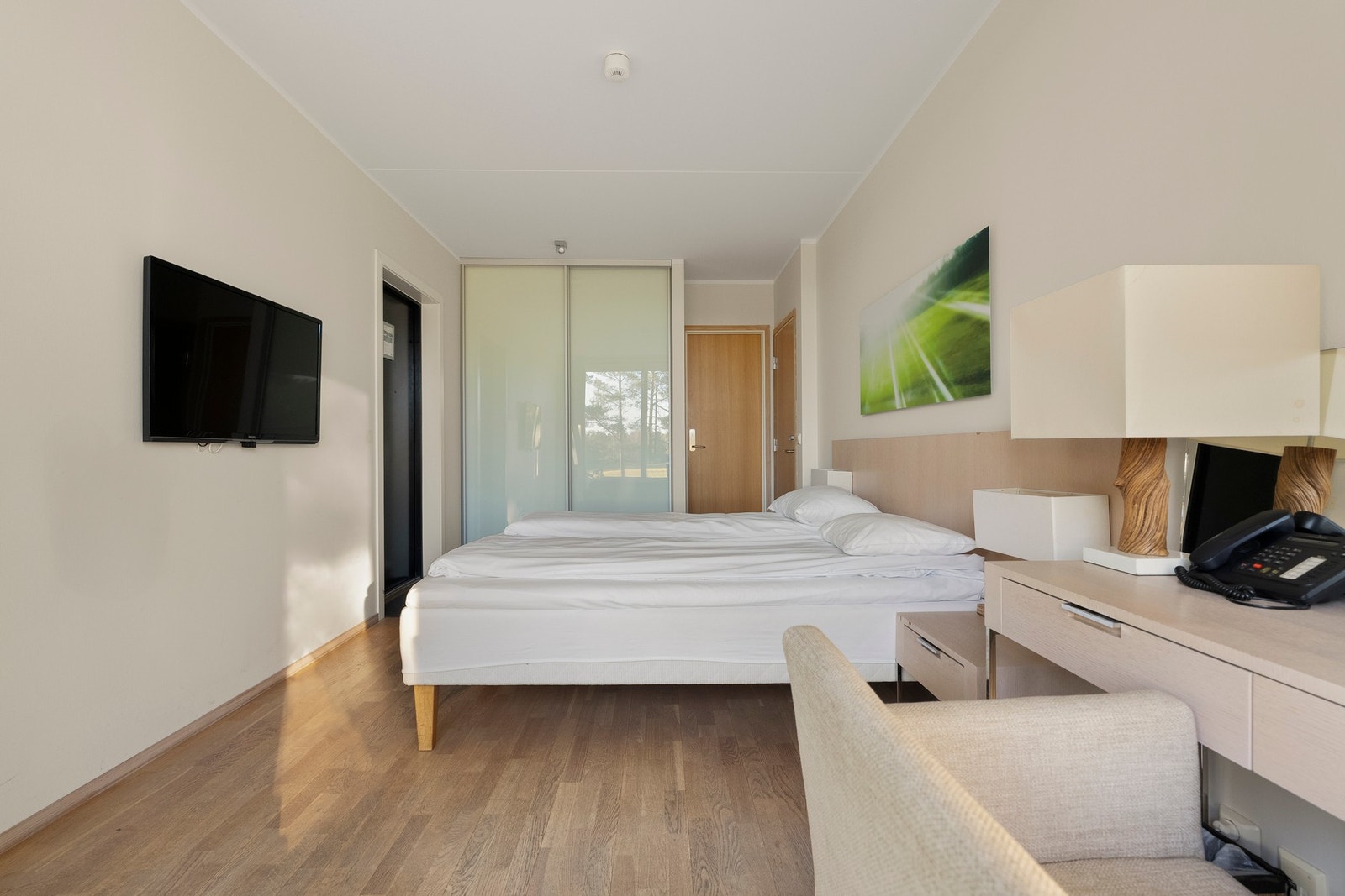 Soverom og bad samt utgang til terrasse kan leies ut Galleribilde