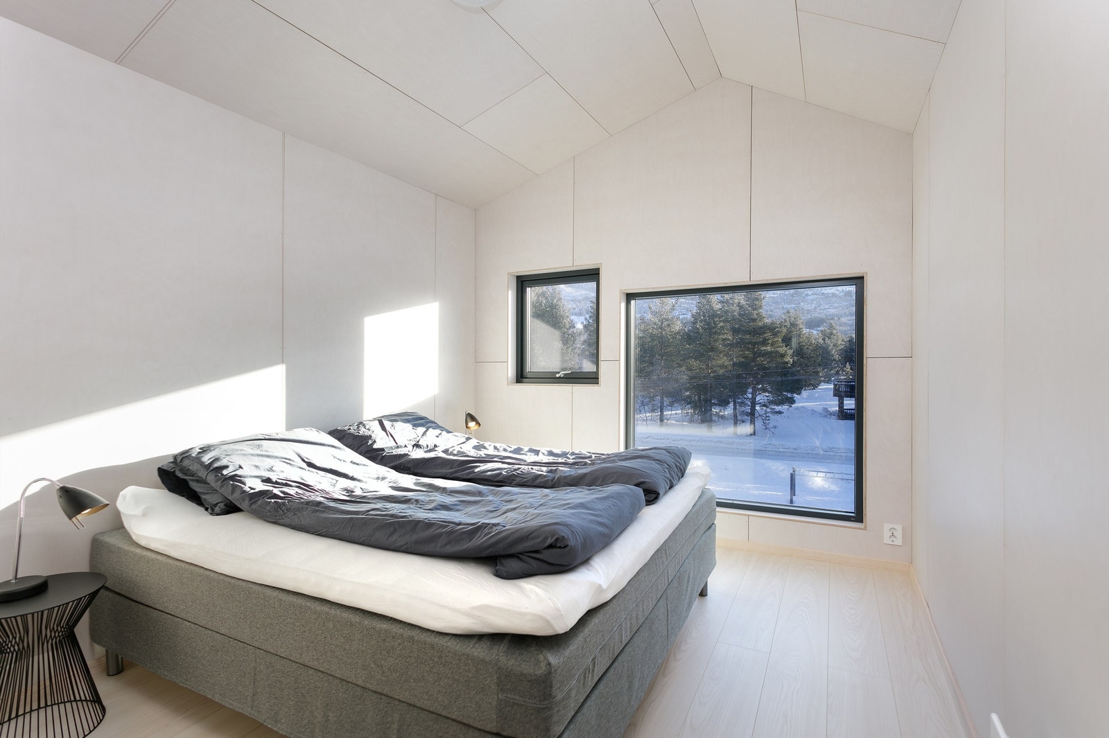 Soverom 1 med god takhøyde og skråhimling Galleribilde