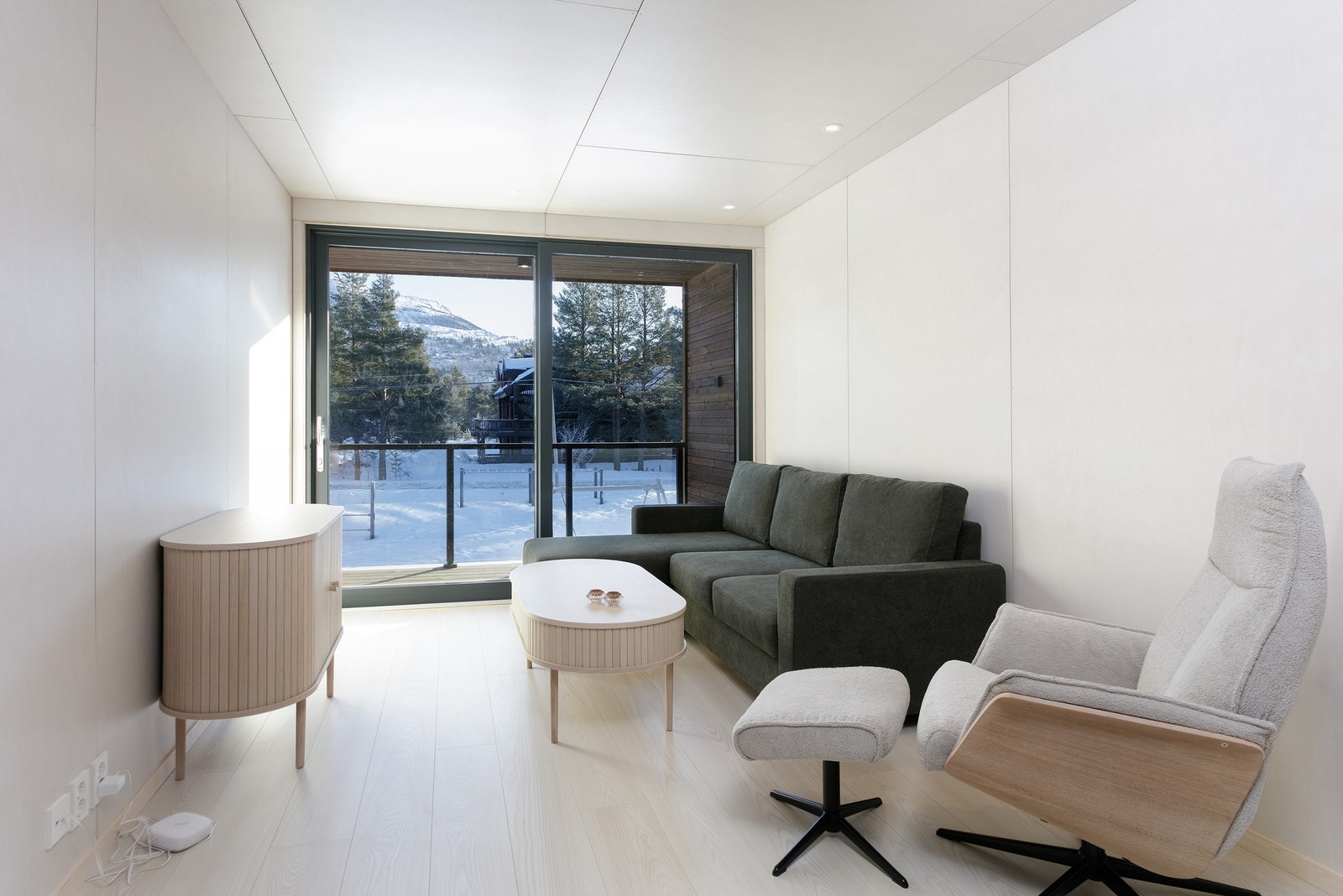 Det er utgang fra stue til inntrukket balkong med glassrekkverk Galleribilde