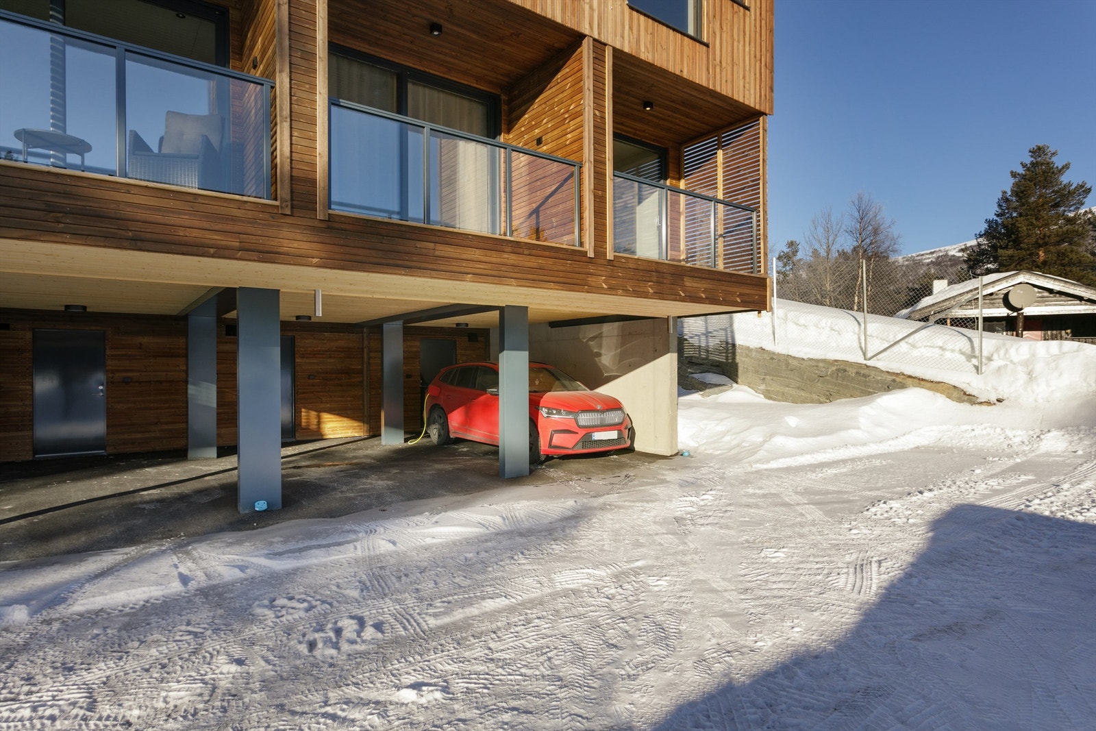 Carport til leiligheten i underetasjen Galleribilde