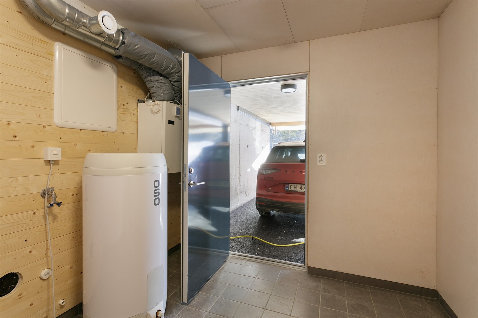 Sportsbod i bakkant av carport Galleribilde